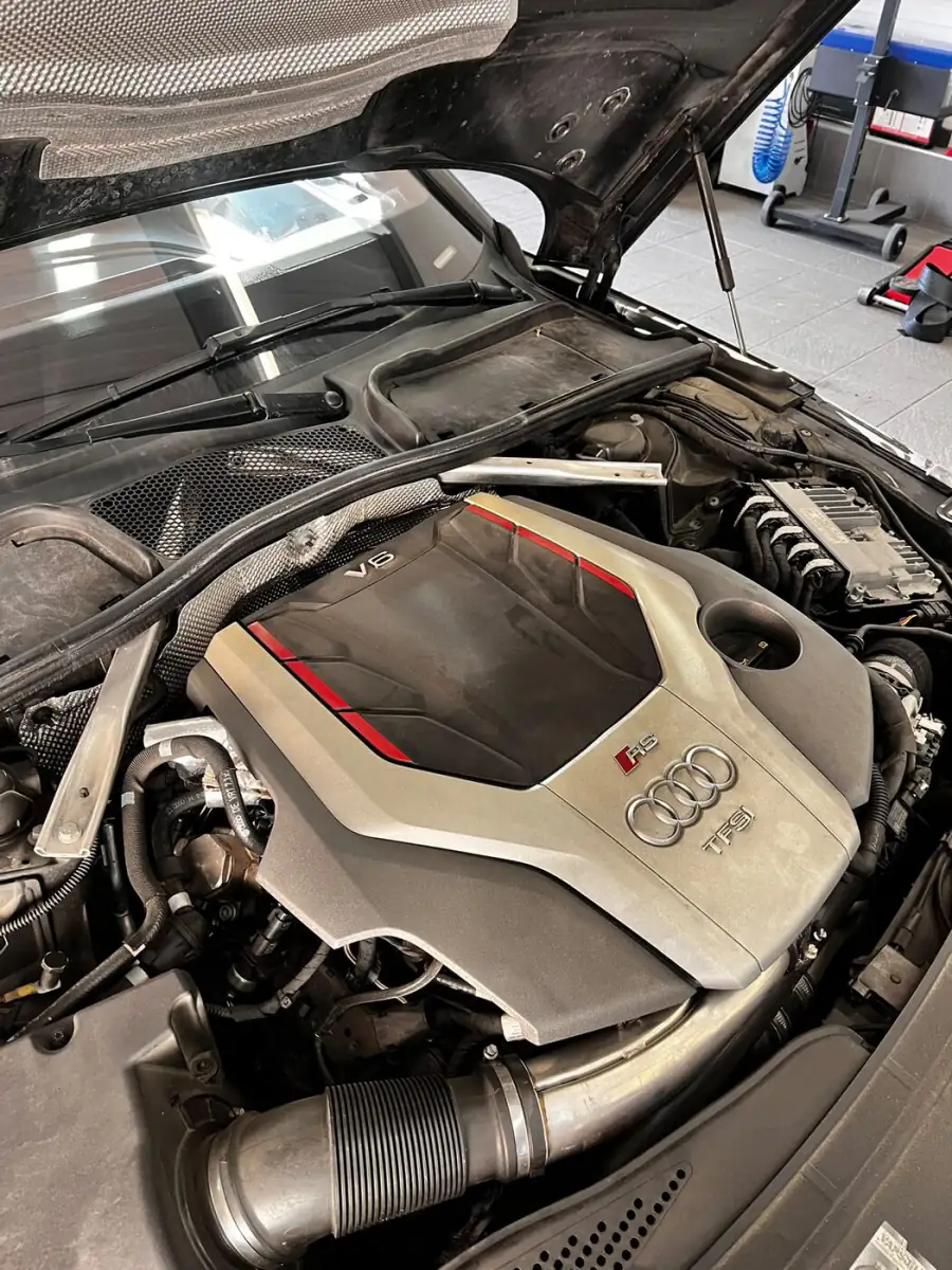 Compartiment moteur ouvert lors d'une révision au Garage Bulliard