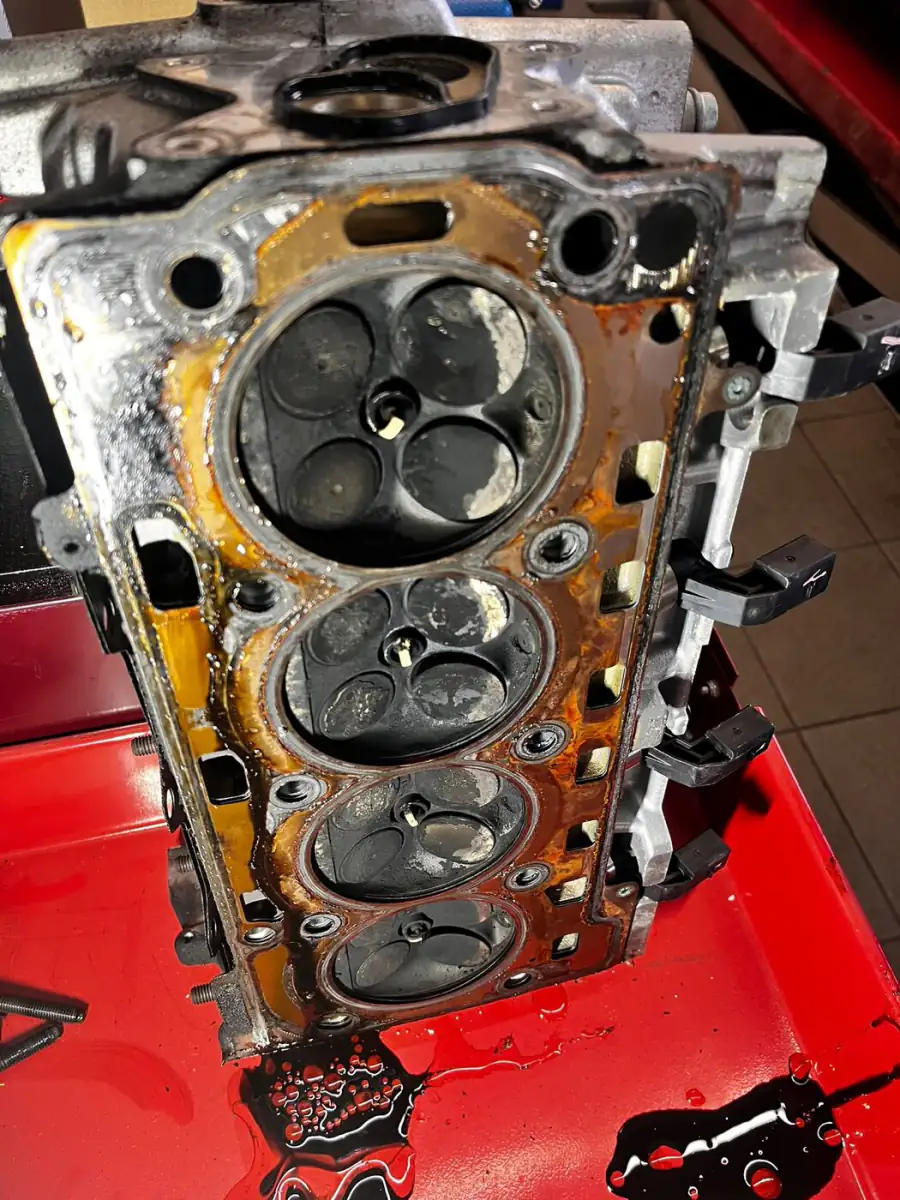 Culasse moteur démontée en atelier pour une réparation mécanique