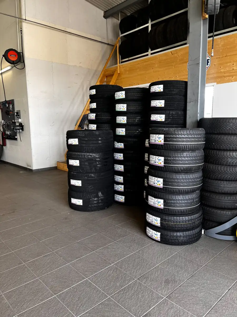 Pneus entreposés dans le local de stockage saisonnier du garage